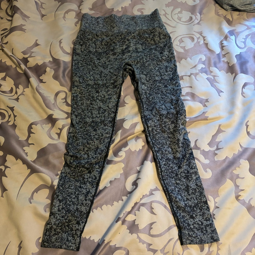 Workout leggings w / slight butt scrunch